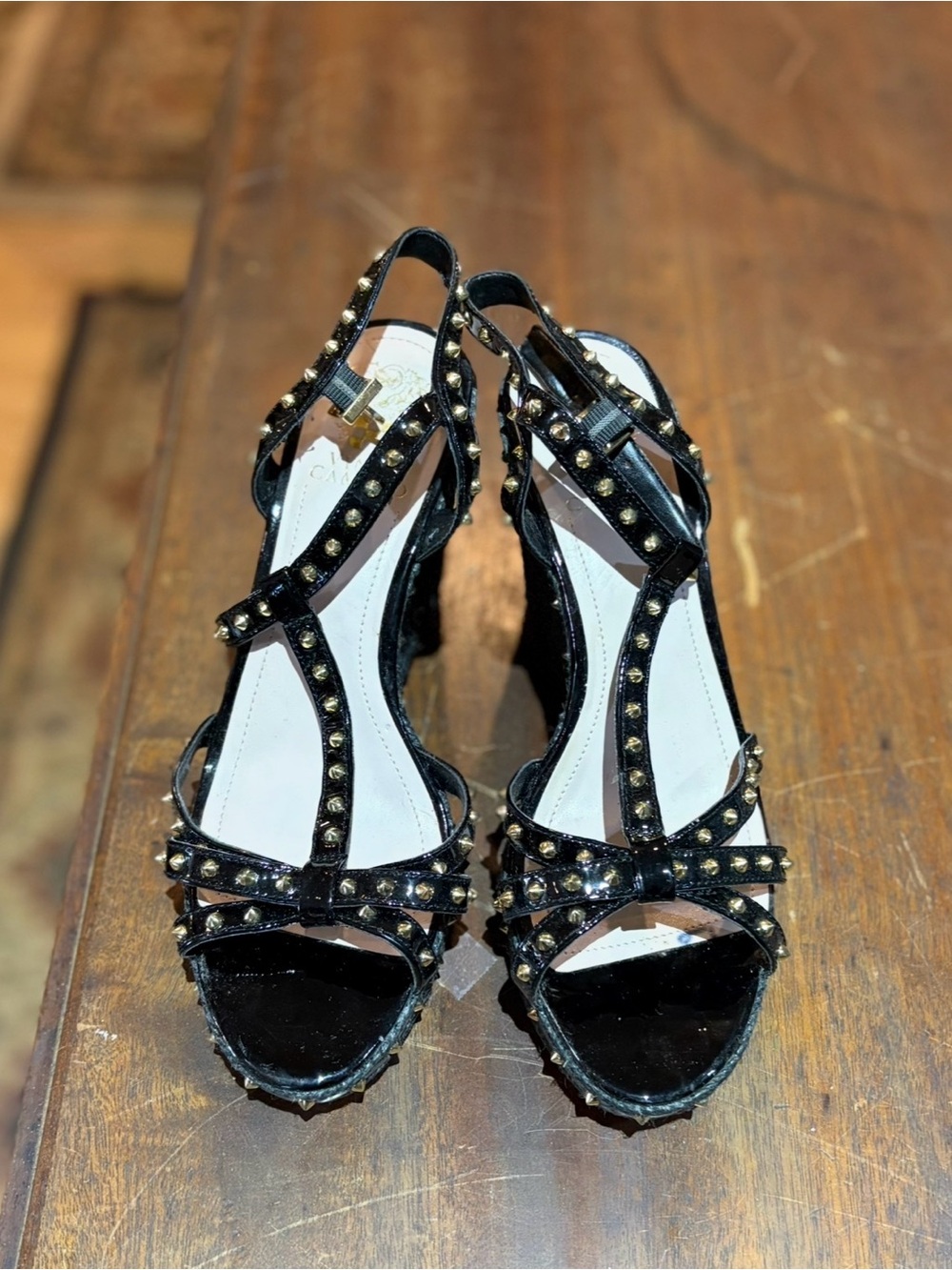 NWOT Vince Camuto Tamblyn Black Patent Leather Gold Studded Wedge Sandals, 9.5